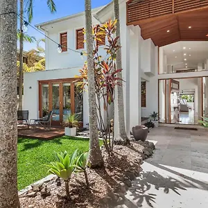 Holiday home Luxurious, Tropical Haven, Mooloolaba- Moonda5, Mooloolaba