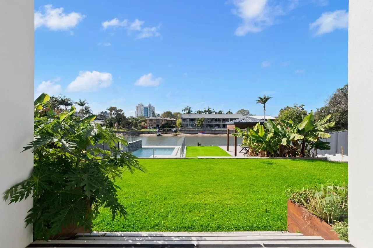 Holiday home 4 Bedroom Fabulous Home On Canal Mooloolaba