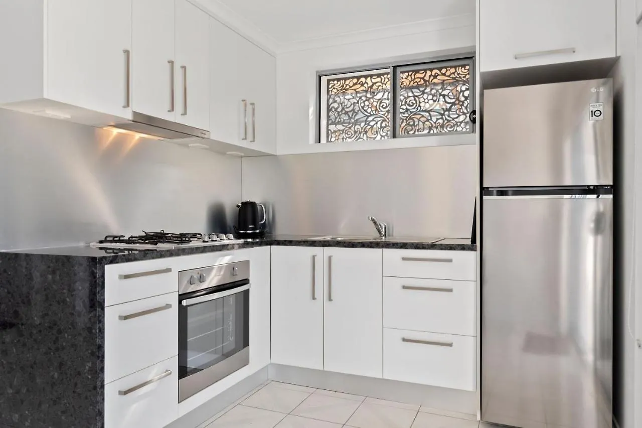 4 Bedroom Fabulous Home On Canal Mooloolaba Holiday home