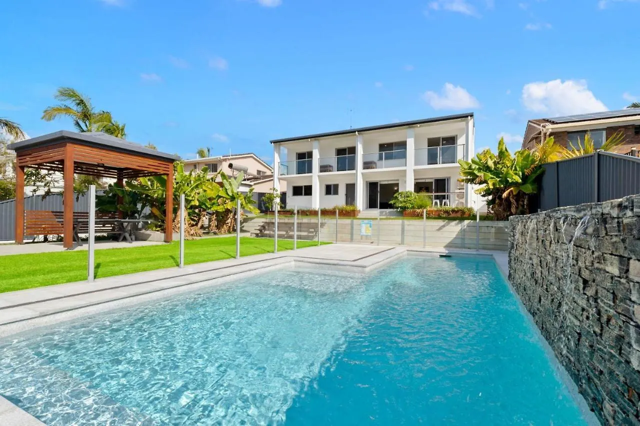 4 Bedroom Fabulous Home On Canal location
